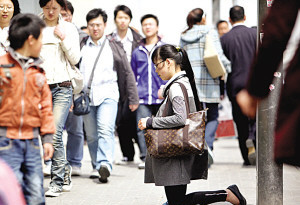 女子背名贵挎包南京跪地乞讨 只求3元