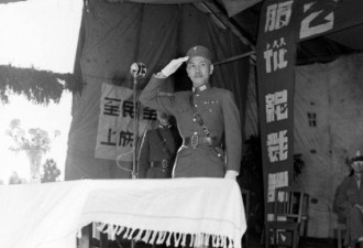 老照片：蒋介石夫妇视察中国驻印军队