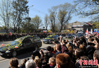 波兰为总统国葬 数万群众作最后“道别”