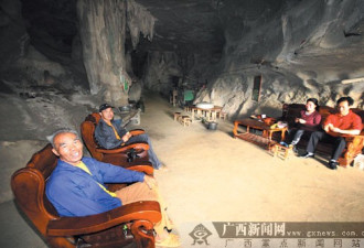 老人耗时21年在山洞建房 供游人参观