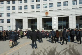 辽宁千人政府前下跪：市长被责令辞职