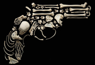 恐怖：西方艺术家用人骨骼拼出的图案