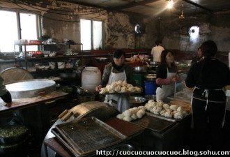 正在救人的矿工食堂 如同非洲难民营