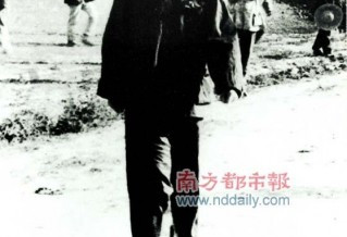 老照片：是谁擦掉了毛泽东背后的群众