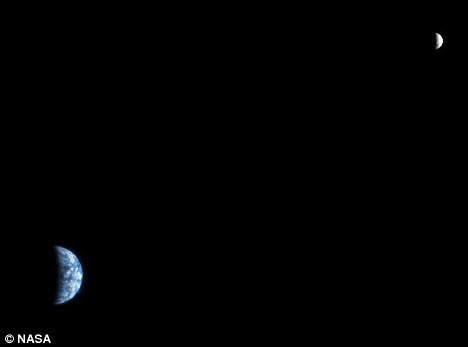 火星探测器拍摄地球和月亮的“半脸照”