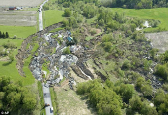 加拿大一村庄地面突裂 房屋瞬间被吞噬