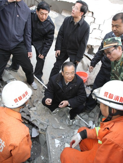 温家宝看望地震受灾民众称将建设新玉树