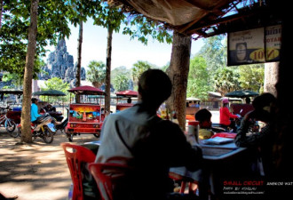 柬埔寨吴哥城：陶醉在日光浴下的微笑