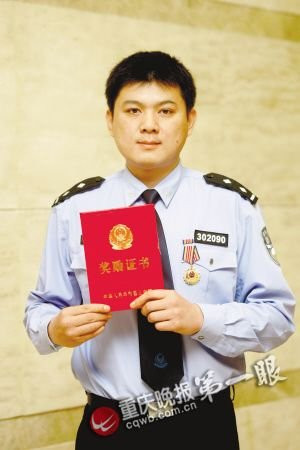 重庆交警为卖凉粉大妈挑担被誉“最美背影”