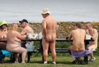 英国裸体爱好者占小岛 游客登岛须脱光