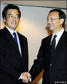日本外相冈田克也与中国外长杨洁篪握手（15/5/2010）