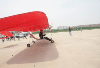武汉农民自造“土飞机”试飞3秒后坠毁