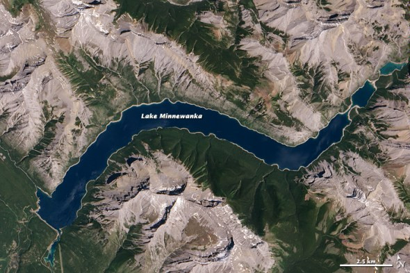 科技时代_卫星拍到加拿大Z字形宝石蓝色湖泊(图)