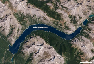 美卫星拍到加拿大Z 字形宝石蓝色湖泊