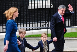 英国首相辞职 牵着孩子黯然离开官邸