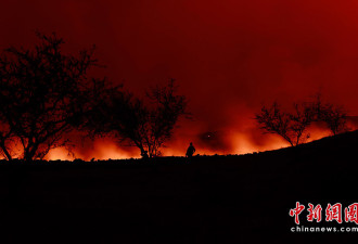 壮观：危地马拉火山喷发涌出大量熔岩