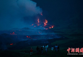 壮观：危地马拉火山喷发涌出大量熔岩