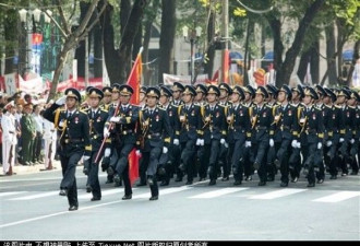 越南庆祝越战胜利游行：纸坦克也上阵