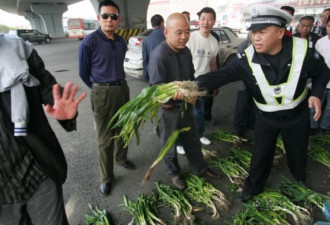 交警当街卖葱：为帮农民减少车祸损失