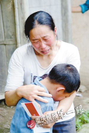 陈普的举动让妈妈惊喜不已,她一把将儿子搂在怀里,喜极而泣。