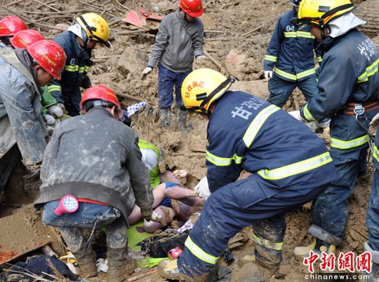 四川康定县山体垮塌23人死亡7人受伤(组图)