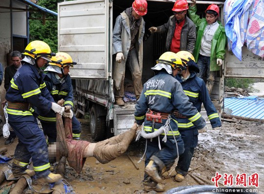 四川康定县山体垮塌23人死亡7人受伤(组图)