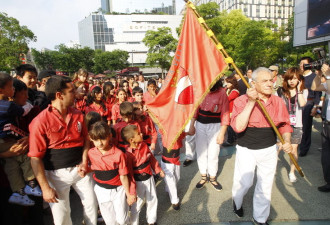 223名西班牙人上海街头表演“叠人塔”