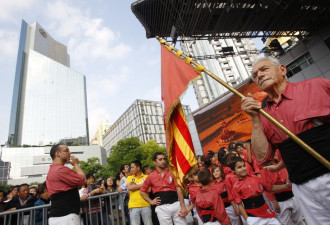 223名西班牙人上海街头表演“叠人塔”