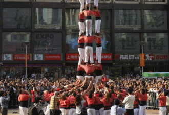 223名西班牙人上海街头表演“叠人塔”