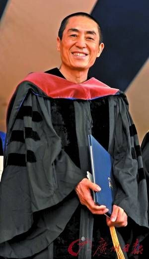 张艺谋博士照曝光 笑迎耶鲁大学荣誉学位(图)