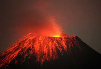 震撼：厄瓜多尔生发生大规模火山喷发