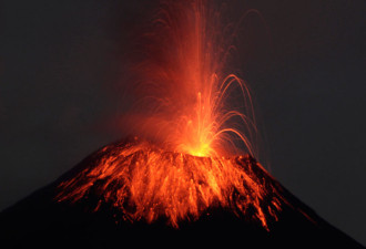 震撼：厄瓜多尔生发生大规模火山喷发