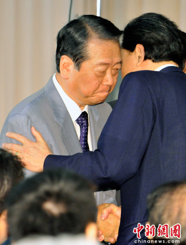 日本首相鸠山含泪辞职宣布干事长小泽也将辞职