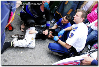 实拍：一个中国孩子倒在荷兰街头之后