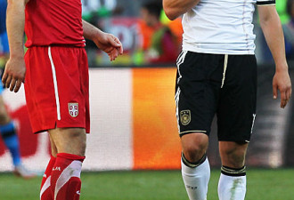德国队得红牌失点球 德国0-1塞尔维亚
