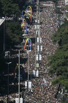 数百万人参加巴西圣保罗年度同性恋大游行(组图)