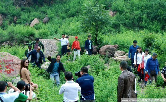 村民驱赶拍写真裸女称丢人现眼(组图)