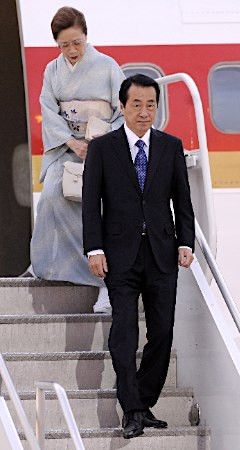 日本首相菅直人被曝不顾夫人独自下飞机(图)