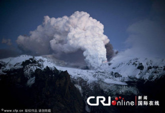 女摄影师拍到火山爆发与极光辉映瞬间