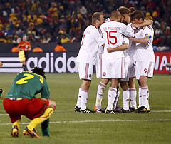 世界杯-埃托奥进球中柱喀麦隆1-2遭丹麦逆转出局