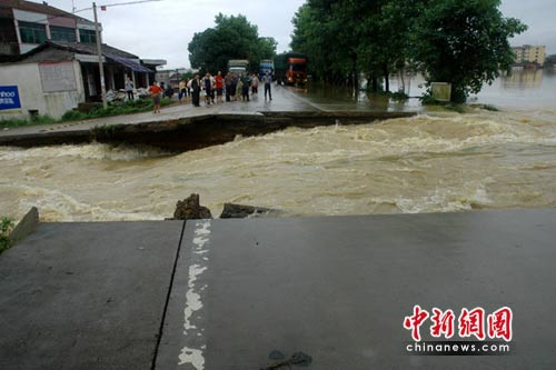 江西鹰潭铁路高速全中断 四个县城被淹(组图)