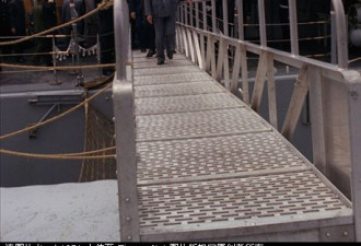 老照片：解放军高层访美首次登上航母
