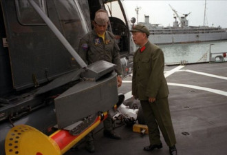 老照片：解放军高层访美首次登上航母
