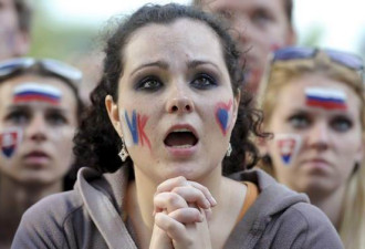 球迷爆发冲突：斯洛伐克人流血又流泪