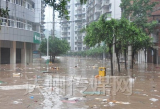 现场：洪水淹监狱，千余犯人紧急转移