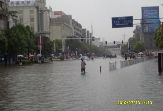 评论：暴雨让中国城市露出孔雀的屁股