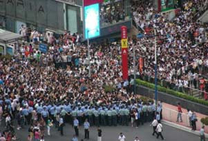 广州三千民众聚会撑粤语公安驱赶人群