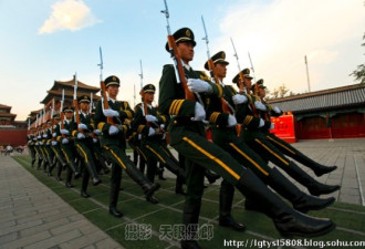 直击：北京高温下国旗班战士挥汗如雨