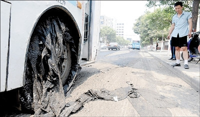 郑州高温路面沥青被晒化公交车粘在路上(图)
