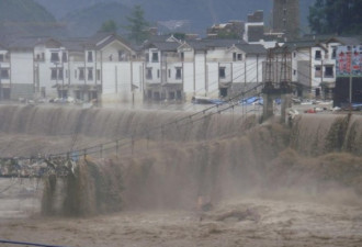 汶川洪灾：映秀房子咋像塞子一样冒水